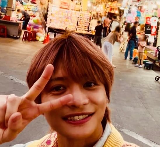 「自撮りかわいい！」WEST.・中間淳太、台湾の士林夜市をバックにピース！