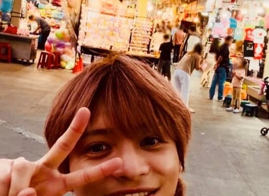 「自撮りかわいい！」WEST.・中間淳太、台湾の士林夜市をバックにピース！