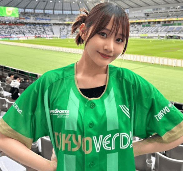 「とっても可愛いよ」サッカー美女子、”ベースボールシャツ”で試合観戦！巨大ビールショットも話題に「緑のデカビールの味が気になります」
