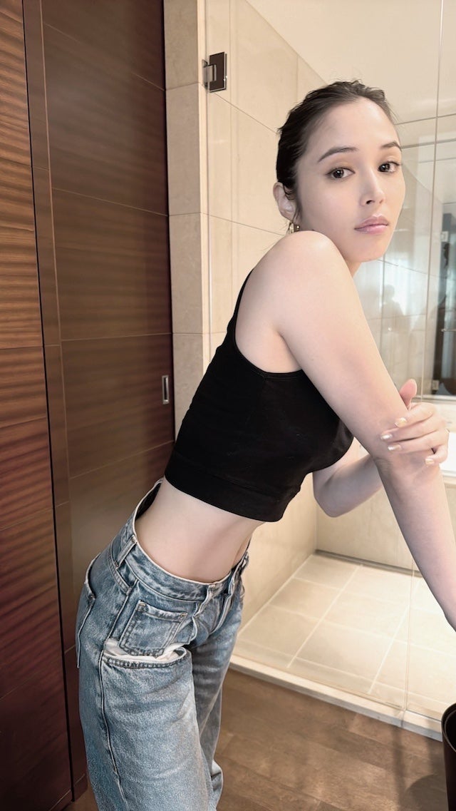 大人気女優が大胆ヘソ出しコーデ披露 衝撃の