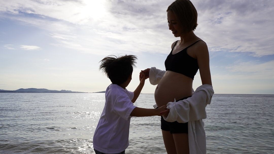 妻のお腹にいた娘と再訪　敦士が沖縄で家族写真に込めた成長の記録