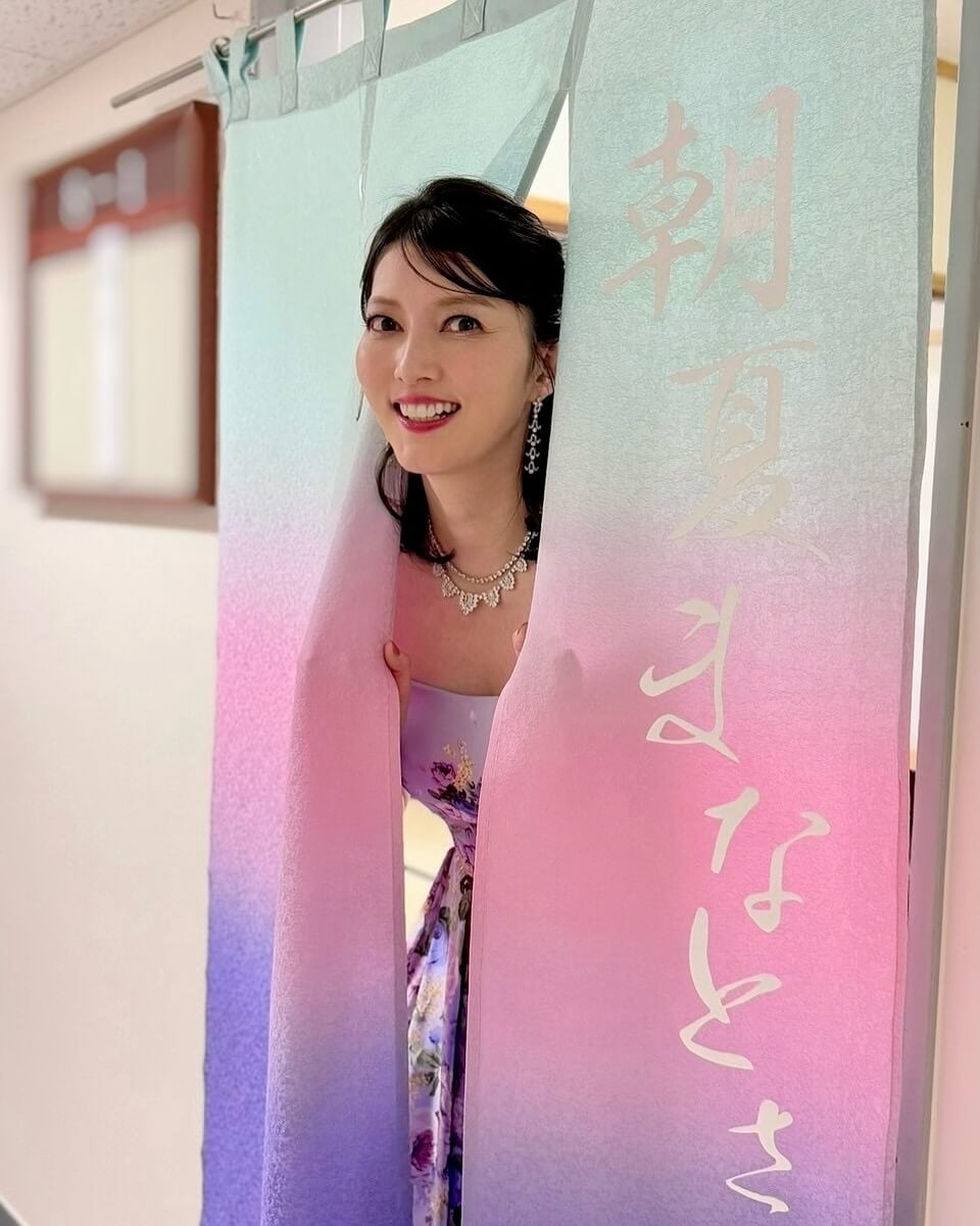 「暖簾からパワーを！」朝夏まなとが美しいグラデーションが魅力の新しい暖簾を紹介！