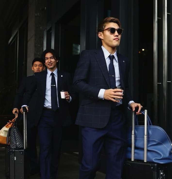 ファン悶絶！イケメンサッカー選手〇〇がスーツ×サングラスの完璧コーデで中国入り