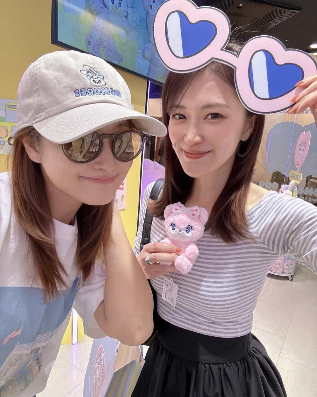 鈴木奈々、上野ようことポップアップストアを満喫　“キャップ姿が可愛い”と話題に