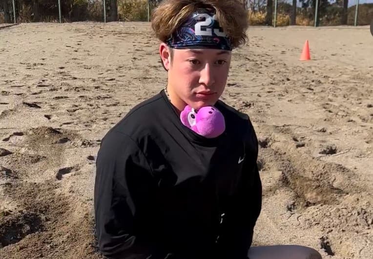 オフシーズンもガチ対決！？オリックス・吉田輝星vs阪神・森木大智　ビーチフラッグ対決！！