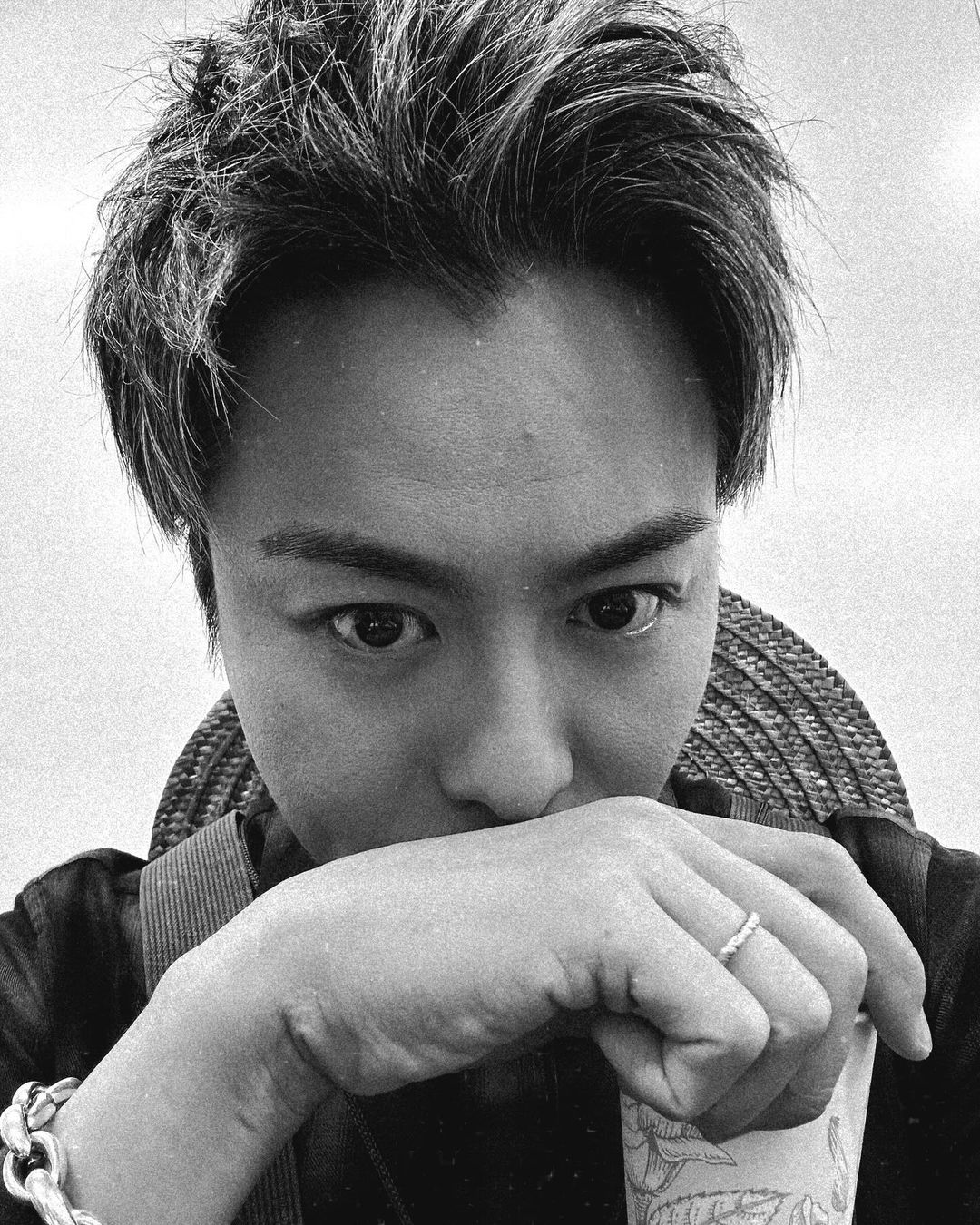 EXILE TAKAHIROモノクロ自撮りショットを公開！！✨