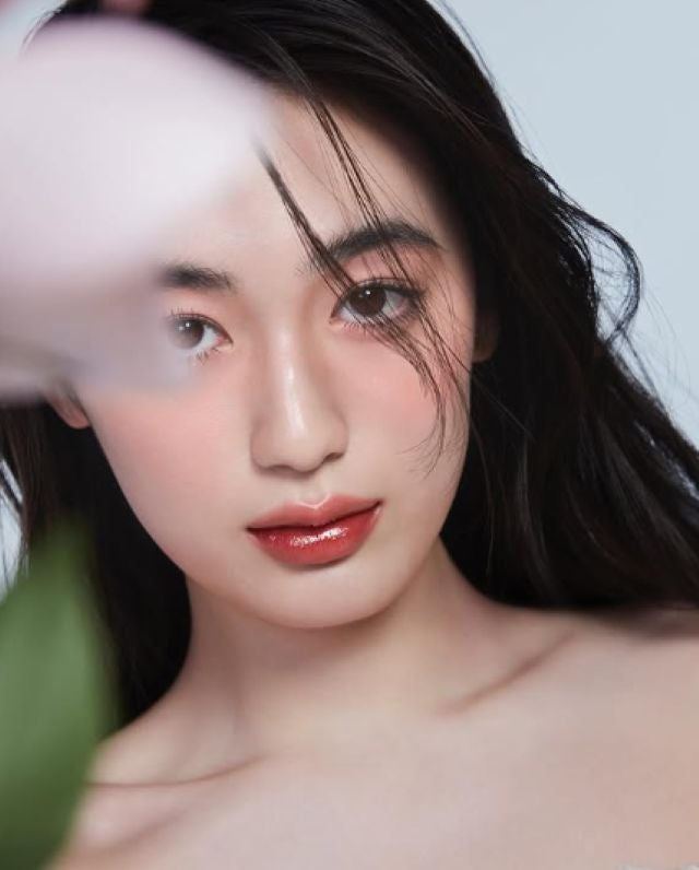 さらに美しさが増した！女優・八木莉可子がヒンスのアイテムでメイクアップ