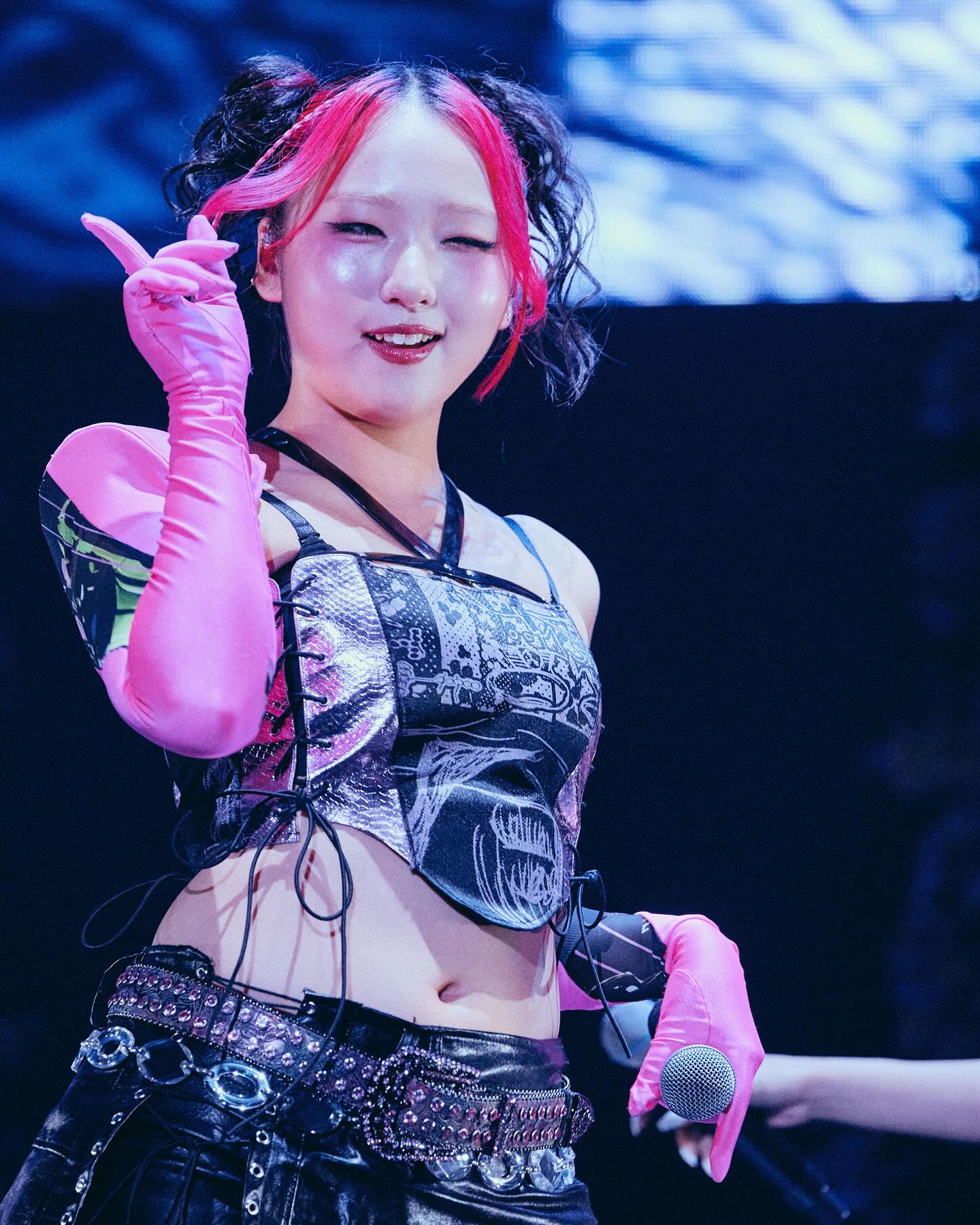 「可愛すぎて気絶」大人気アイドルのヘソ出しライブショットにファン歓喜！