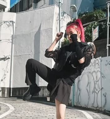 「ファイティングポーズ？！」LiSAが不思議なポーズとともに雑誌の発売を報告