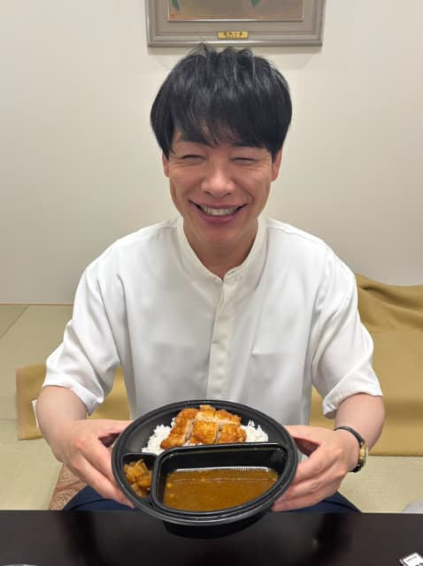 麒麟マネージャーが“本日の川島”写真を投稿！楽屋でのお昼ごはんにニコニコ