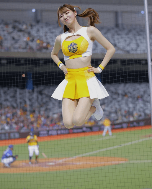 「桃が飛んでる〜」ダンス講師の美女チアガール、台湾で舞う！ジャンピングショットにファン虜状態「可愛いですね」