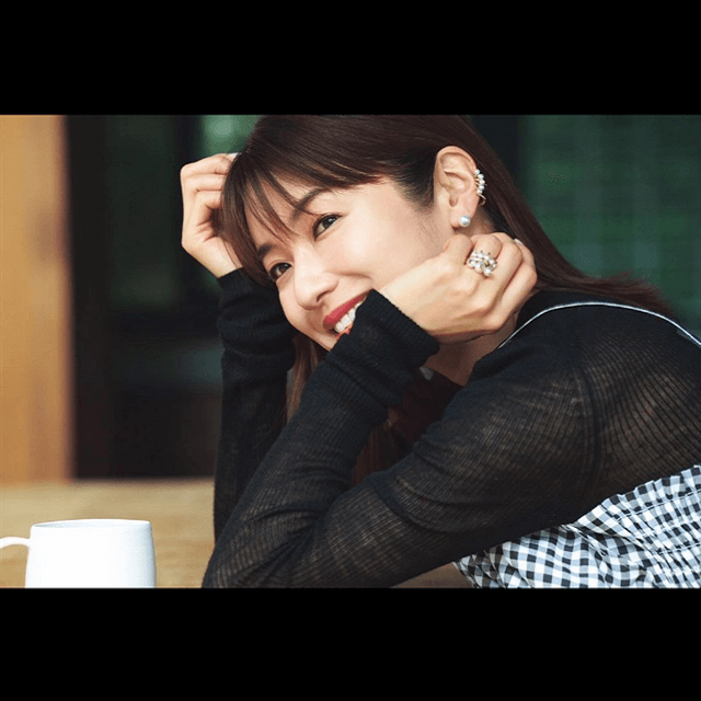 内山理名が「 STORY9月号」をアピール！横顔の美顔ショットも公開