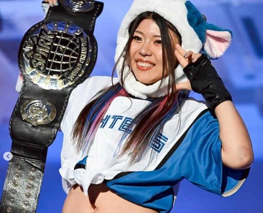「可愛いなぁ…」美女レスラー、野球女子のスイッチ・オン！"牛スタイル＆ユニ姿"が可愛さ爆裂だとファイターズファンも大喜び