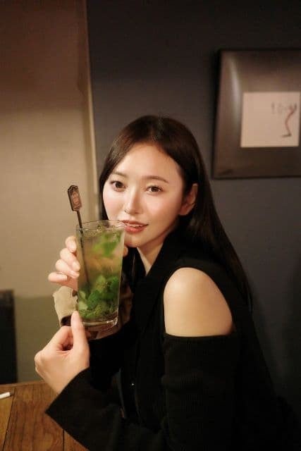 兒玉遥、肩見せトップスで魅惑の乾杯ショット！モヒート片手に贅沢なリラックスタイム