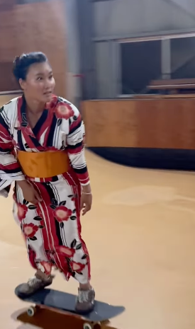 東京五輪金メダリスト・四十住さくら、まさかの格好でスケボーに
