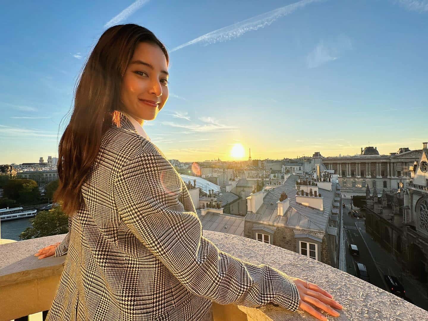 新木優子がパリへ🇫🇷夕日を背景に美しすぎるショット📸