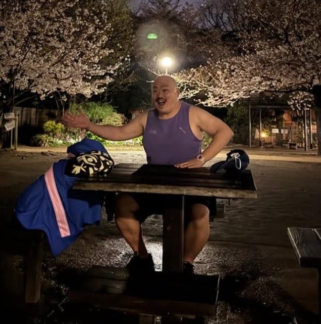 安田大サーカスのクロちゃんが濡れているベンチで夜の会議！？