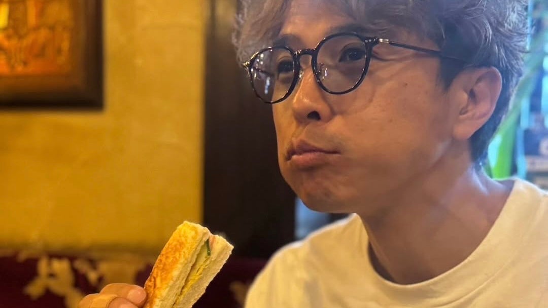 「かっこよすぎて見る度ニヤニヤ」井ノ原快彦、大好きな喫茶店でのナチュラルショットにファン釘付け！