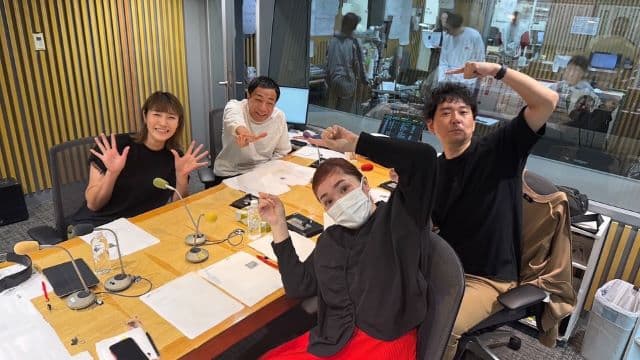 平野ノラ、ラジオのゲストに中山秀征＆狩野舞子を迎え、みんなでパシャリ！