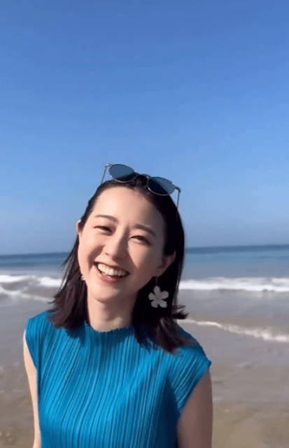 「夏が近づいてる感じがします！」若林有子、ブルーのノースリーブワンピではしゃぐのは”スリランカ”のビーチ！？