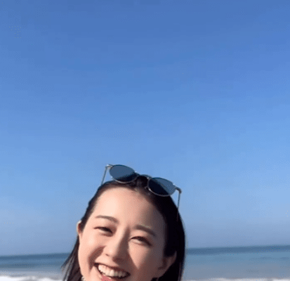 「夏が近づいてる感じがします！」若林有子、ブルーのノースリーブワンピではしゃぐのは”スリランカ”のビーチ！？