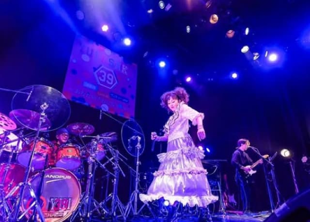 浅香唯が渋谷で熱唱！感動の2DAYSライブ