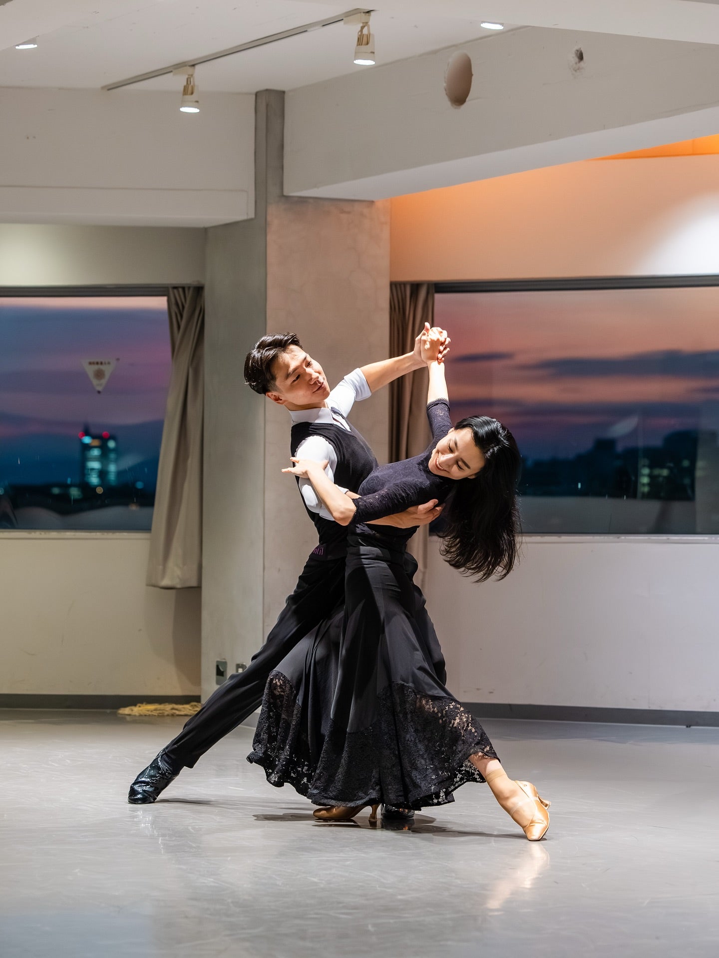 浅田舞、社交ダンスを練習する美しい午後