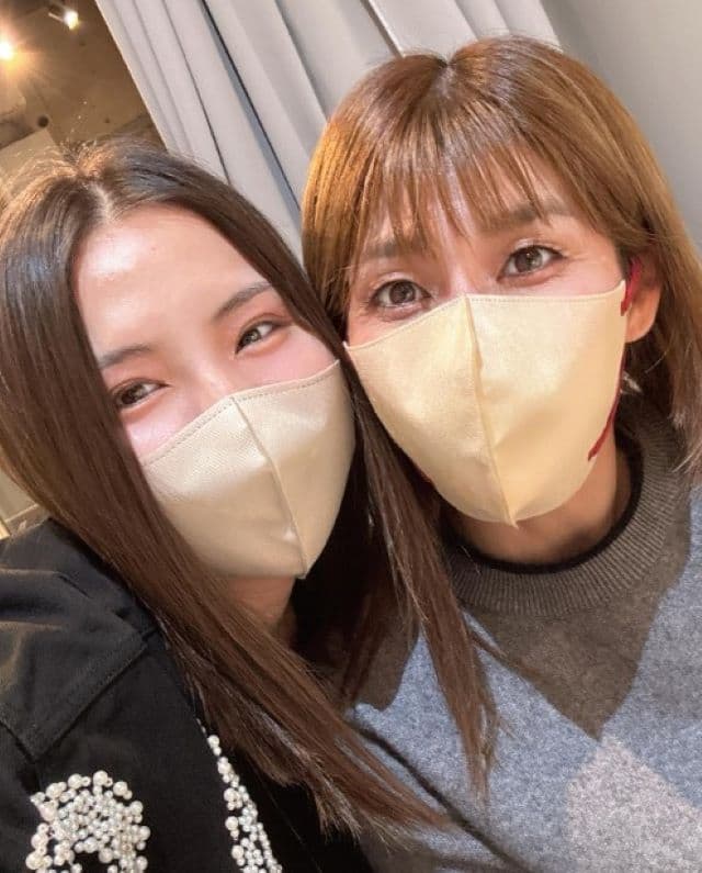 阿部真央がレスリング界のレジェンドとの2ショットを披露「ライブ来てー！！」