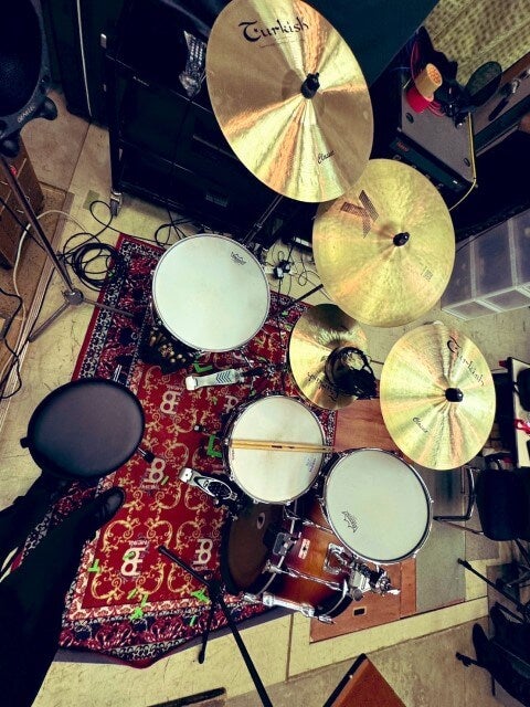 見取り図・盛山がドラムセットの配置を公開！個性あふれる配置に称賛の声「ほんもんのドラマー？て錯覚してます」