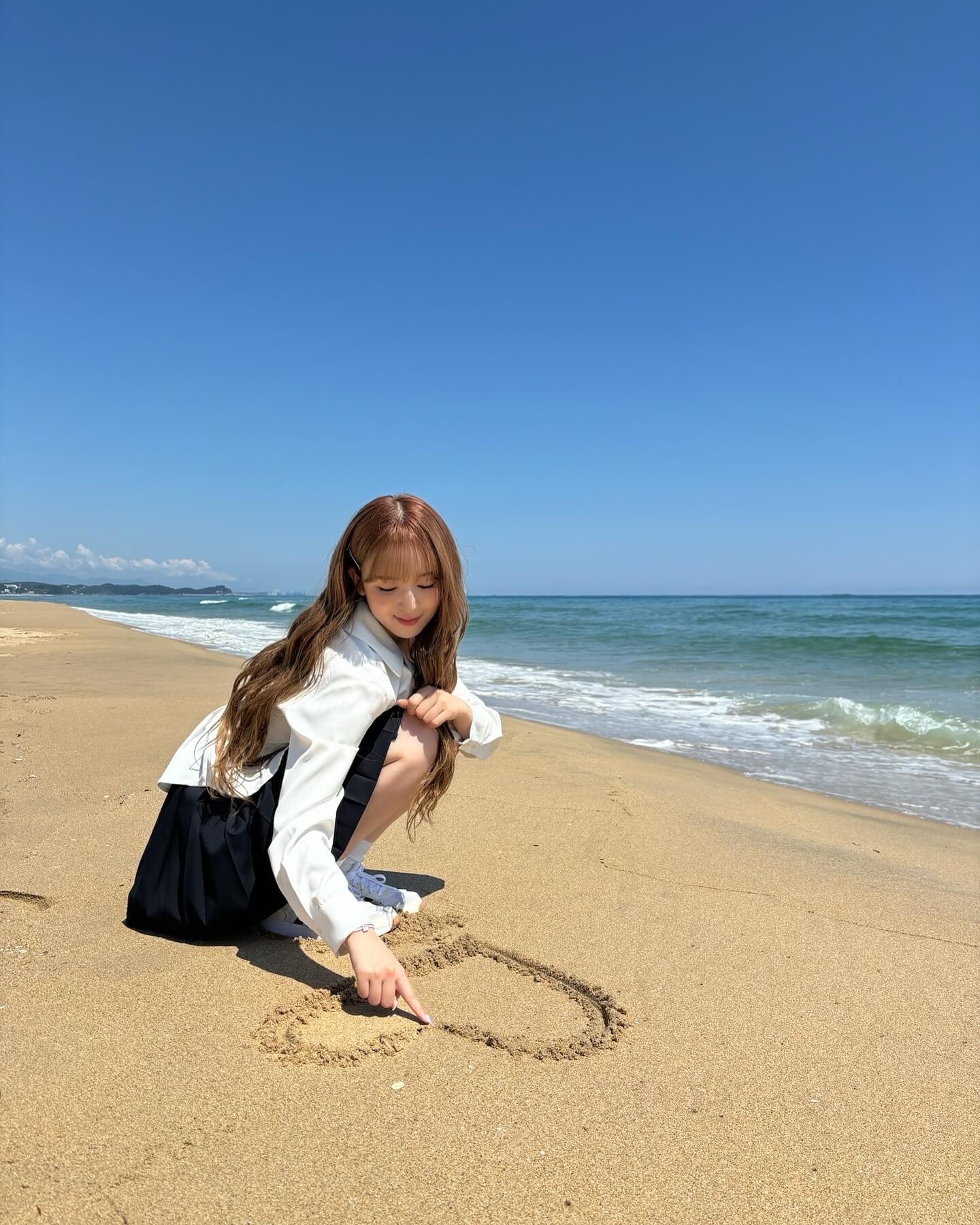 「山本すず×海=神」ME:I・山本すずがMVでのオフショットを公開！