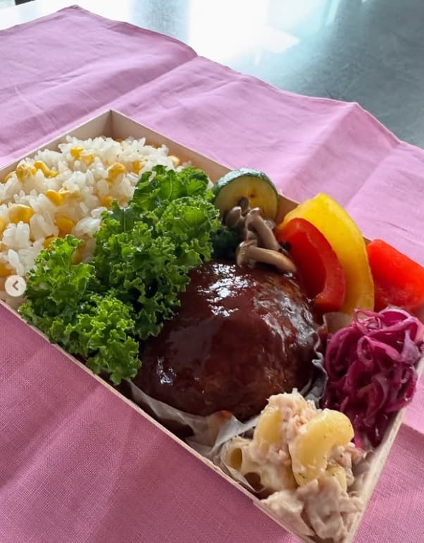 「とうもろこしは夫の大好物」人気モデル〇〇が公開した愛妻弁当に注目集まる！