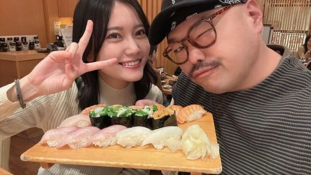 「お正月だからねー！」安田大サーカス・クロちゃん、彼女のリチと豪華なお寿司デートで2ショットを公開！