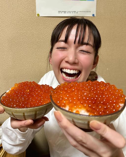 佐藤栞里が北海道グルメを前に満面の笑み！その表情にファン絶賛「超幸せそう😍」