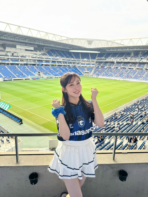 色白美脚のミニスカショット！NMB48・川上千尋、ライブパフォーマンス参戦の激カワユニ姿にファン悶絶⁉