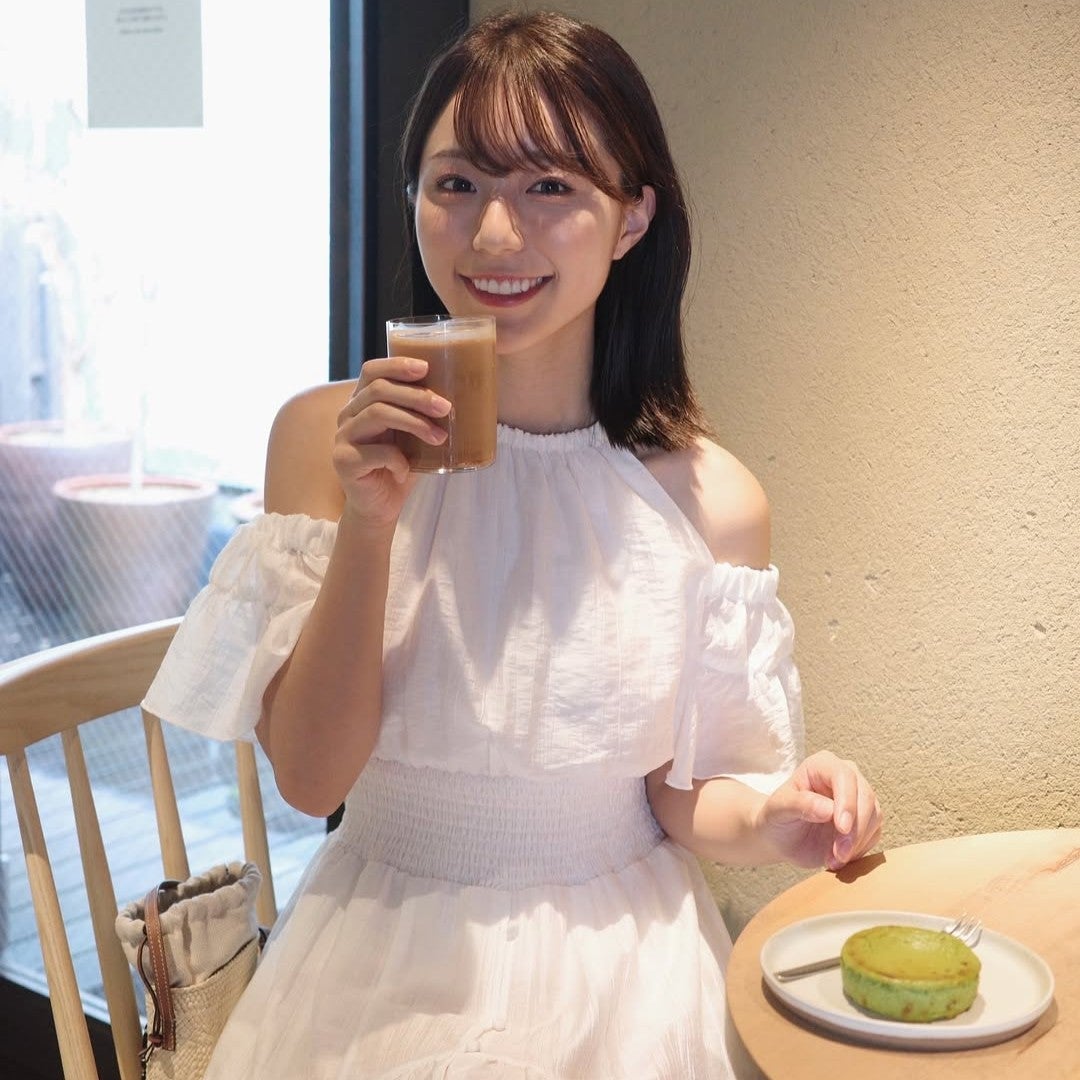爽やかさナンバー１の美女タレント、肩見せ白ワンピ姿で涼し気なカフェショットを投稿し「至福のひととき」を届ける