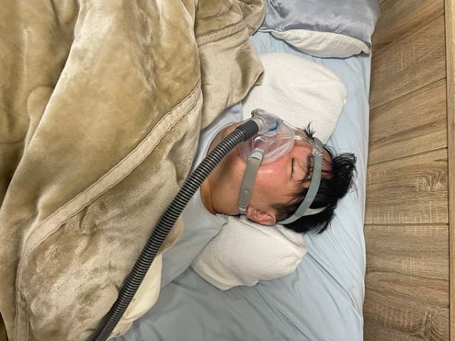 寝る時も命懸け!? ラランド・ニシダの就寝姿が話題に