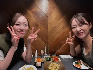 ”に、に、似てるなぁ〜”人気女優があの人とお食事デートへ「好きにならないわけがない」そっくり2S公開で話題に