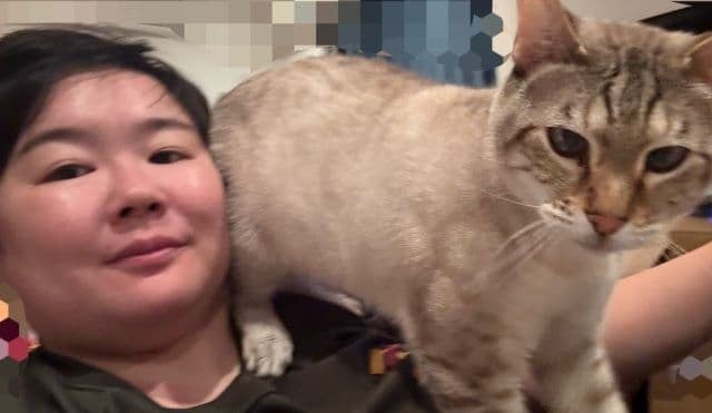 やす子、愛猫「アビシ」とのほほえましいツーショット披露！癒しの写真にファン「幸せのお裾分けありにゃとう」