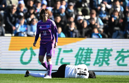 中村憲剛、「吉田沙保里のタックル」を体験！その圧倒的強さに感嘆！！