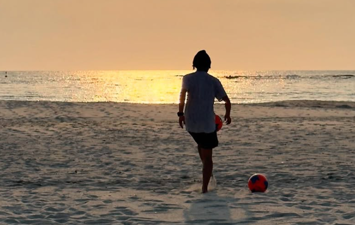 「ワーク＆レスト」元なでしこジャパン小林里歌子、夕焼けビーチで見せた佇まい