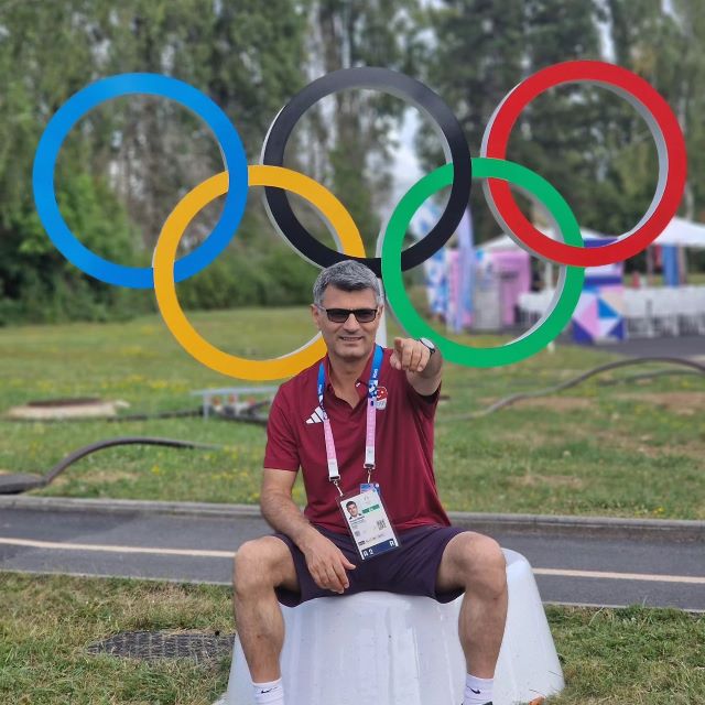 「無課金おじさん」で話題のユスフ・ディケチが最新ショットを公開！