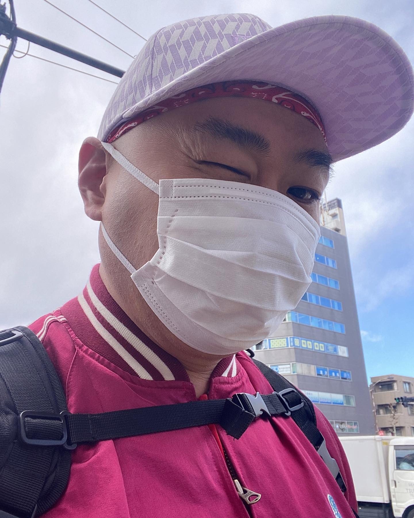 20歳年下の彼女と交際中のクロちゃんが奇抜なファッションを披露👚🧢 「今日も天気が良いしんねー♪」