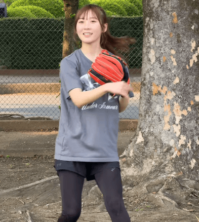 「応援してください」野球美女子、大きな木の下で魅せたキャッチボール動画にエール続々！「可愛いニャン」「怒る姿めっちゃ可愛い」