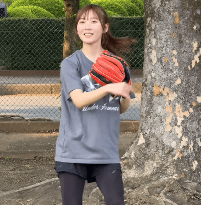 「応援してください」野球美女子、大きな木の下で魅せたキャッチボール動画にエール続々！「可愛いニャン」「怒る姿めっちゃ可愛い」
