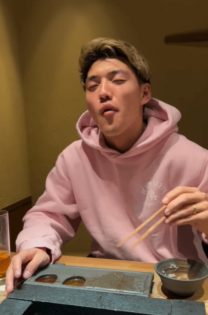 フライブルク・堂安律、ホルモン焼きに舌鼓！