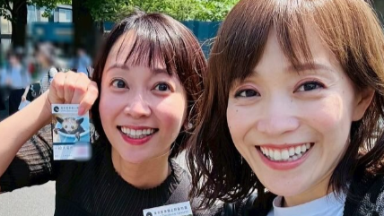 出水麻衣が“パンダデート”で笑顔満開！シャオシャオ＆レイレイに「かわいい」連発の癒やし時間