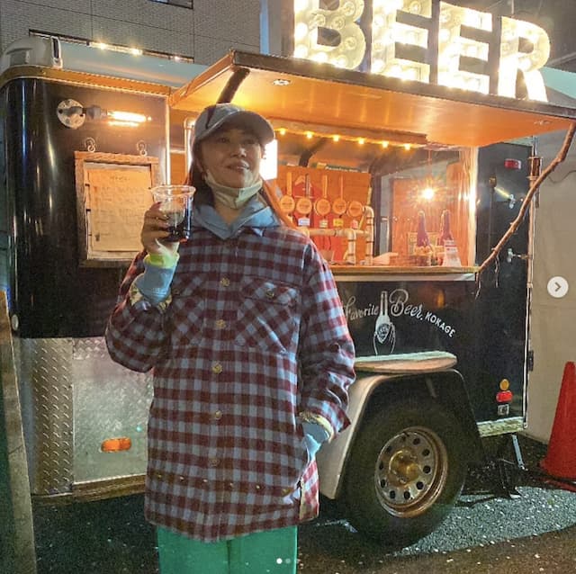 観月ありさが黒ビールを片手に夜桜花見のオフショットを投稿