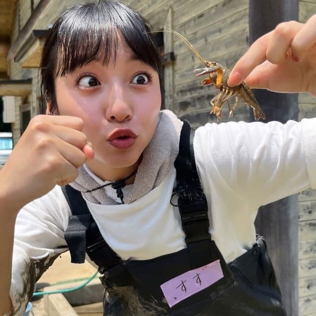 「やっぱりあなたは自然が似合う」山之内すず、ザリガニとじゃんけんするショットを公開？！
