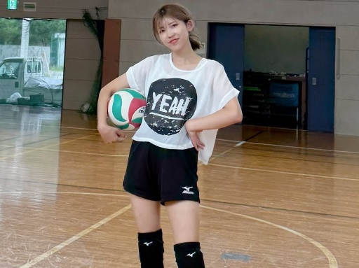 「めっちゃ格好良くて可愛い〜」美女タレント、バレー女子モードの”脚長・ビューティーショット”を披露！ファン歓喜「イェーイ」