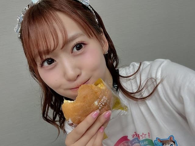 アイドル声優が甘いものを食べて”しあわせ”ショットを公開！可愛い笑顔にファン「もぐもぐ写真助かる」